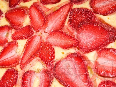 Вкусен ягодов чийзкейк с крема сирене Филаделфия, канела и ванилия (с желатин, без печене) - снимка на рецептата
